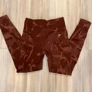 Gymshark leggings. Camo burgundy/ light burgundy. Scrunch bum. Small
